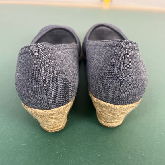 Coach And Four Women's Size 9 Peep Toe Espadrille Canvas Wedges Blue Chambray - Picture 7 of 8